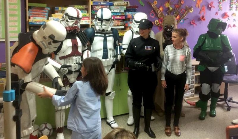 Soldados imperiales de Star Wars visitan a los niños del Juan Ramón Jiménez