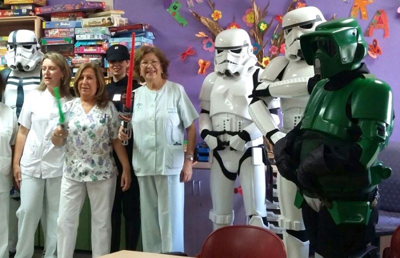 Soldados imperiales de Star Wars visitan a los niños del Juan Ramón Jiménez