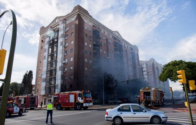Vuelven a sus casas los vecinos del edificio desalojado por el incendio en el bazar en el Seminario