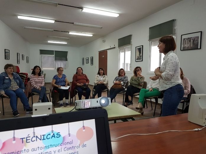 Diputación y Feafes forman en salud mental a las auxiliares de ayuda a domicilio de la Sierra Oeste