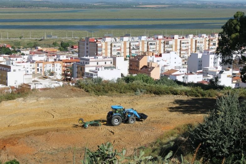 Limpieza de pastos en el Conquero para minimizar el riesgo de incendio de cara al verano