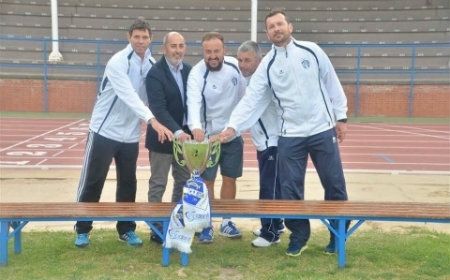 El Isla Cristina renueva a su entrenador Francis Acosta
