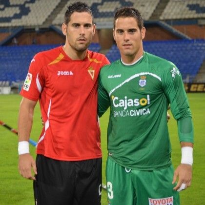 Dos hermanos frente a frente bajo la lluvia