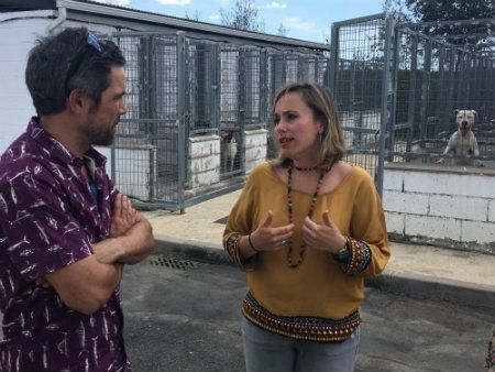 El actor Unax Ugalde se une a la Diputación para fomentar la adopción de perros del refugio provincial