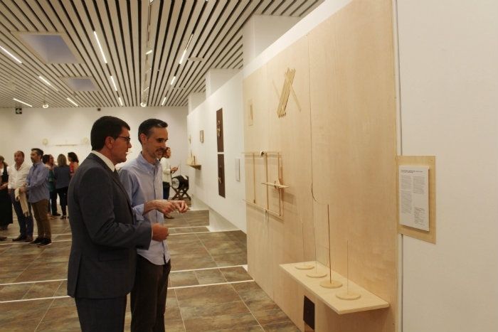 La exposición 'Todo es nada' reinventa los refranes como “artefactos de utilidad dudosa”