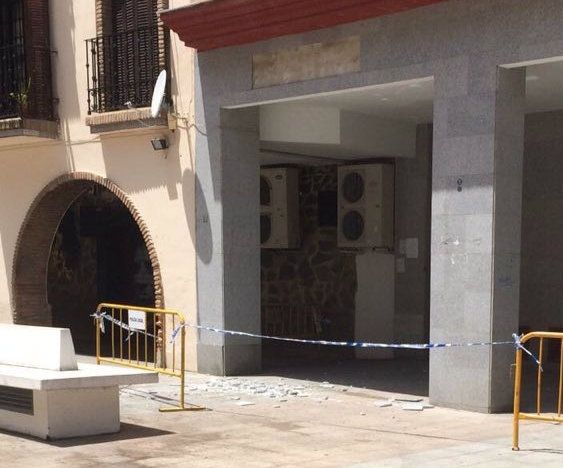 Desprendimiento de fachada en la plaza a espaldas de Pablo Rada
