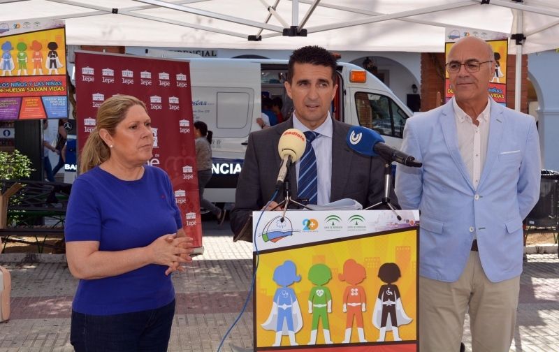 La campaña de Primeros Auxilios y RCP ‘Los niños y las niñas de Huelva salvan vidas’ se estrenó en la provincia formando a 400 niños de Lepe