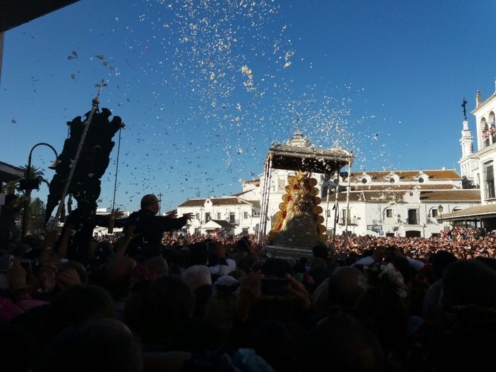 La Virgen del Rocío sale a las 03.28 horas de su ermita tras un salto a la reja muy ordenado