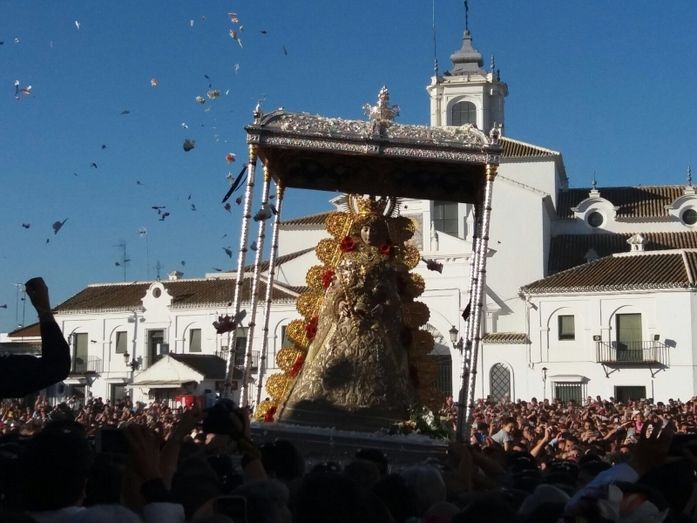 La Virgen del Rocío sale a las 03.28 horas de su ermita tras un salto a la reja muy ordenado