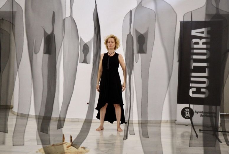 Juana Beltrán expone sus 'Seres de sombra' en la Casa Colón