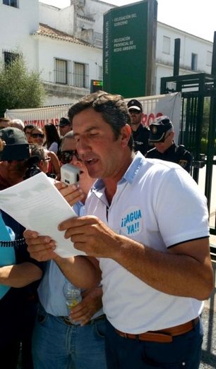 Miles de personas se manifiestan para pedir a la Junta y al Gobierno la tierra y el agua del Condado