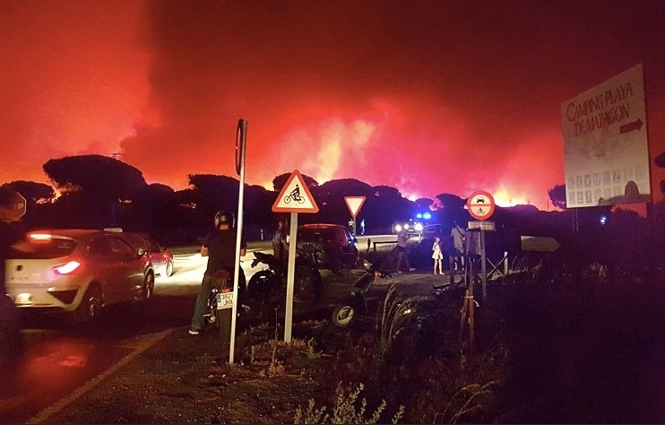 Evacuado el Parador de Mazagón ante el avance del incendio forestal de Moguer