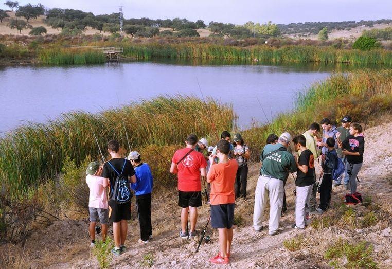 El Huerto Ramírez acoge en verano las Jornadas de pesca deportiva para jóvenes de la provincia