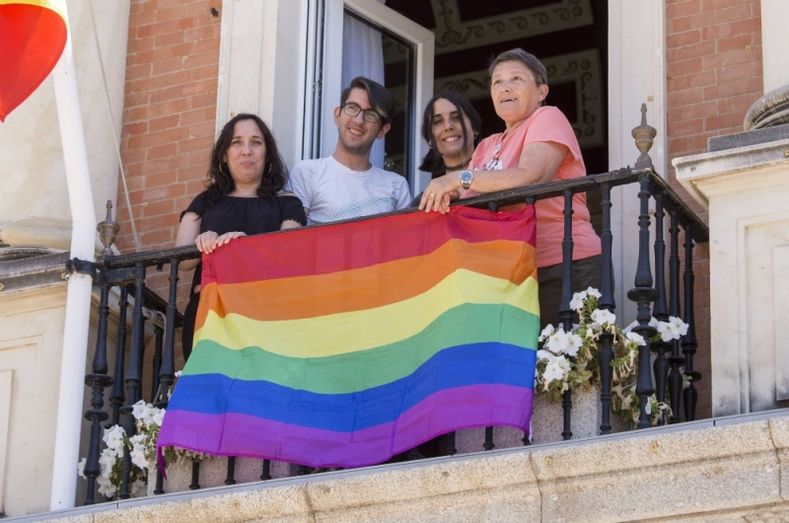 La bandera del Orgullo LGTB+ ondea en Huelva