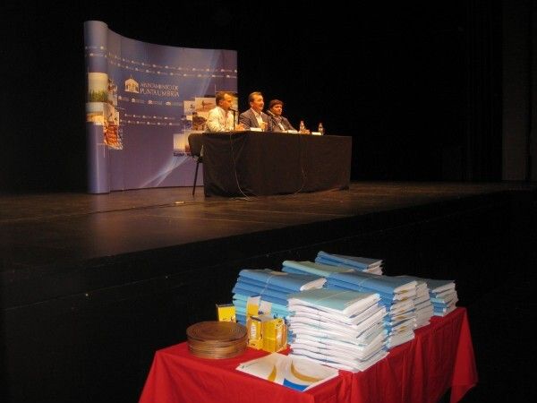 Adjudicatarios de las primeras 90 viviendas del Barrio Romano de Punta Umbría firman sus contratos