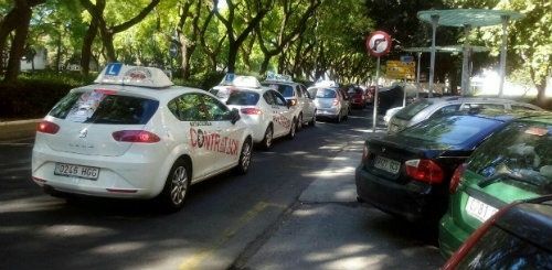 La nueva manifestación de las autoescuelas provoca algunas retenciones en la capital