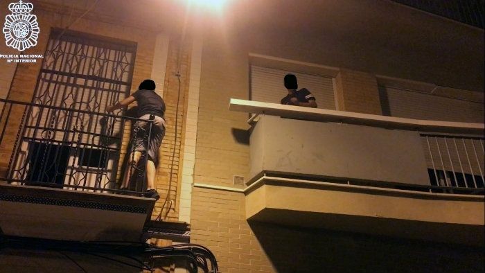 Sorprendidos dos varones cuando intentaban entrar en una vivienda de las Adoratrices