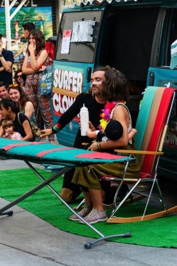 El surfero más irreverente llega a la plaza Odón Betanzos de Mazagón