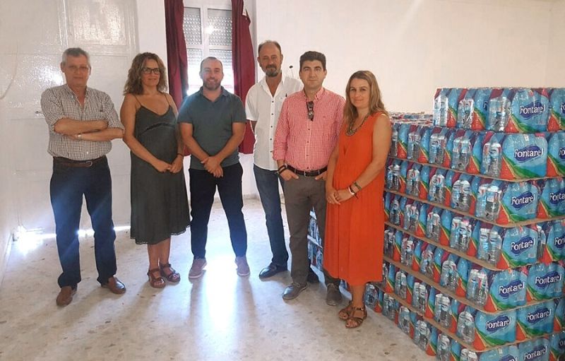 CCOO reparte botellas de agua en un asentamiento de inmigrantes