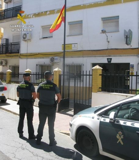 Dos detenidos en Isla Cristina por robar en una pollería y una ferretería