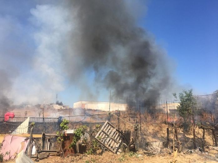 Una supuesta negligencia provoca un incendio en el barrio de ‘Las Mireras’ de Lepe