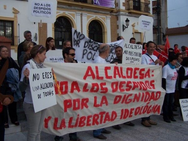 La Plataforma de Despedidos Políticos pide a la alcaldesa que 'no pisotee su dignidad'