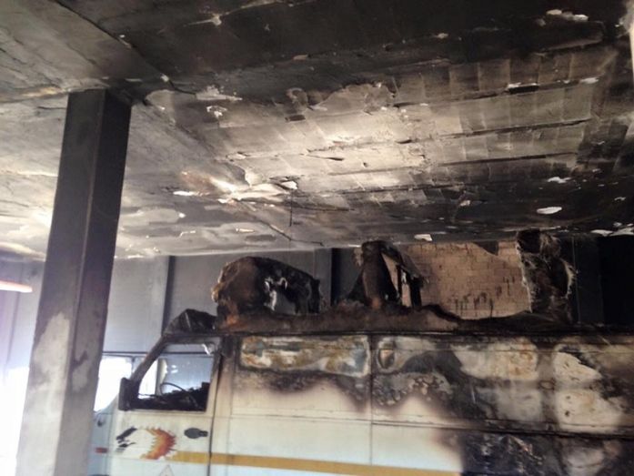 Un incendio en el garaje de una vivienda de Nerva calcina una furgoneta cargada de ropa 