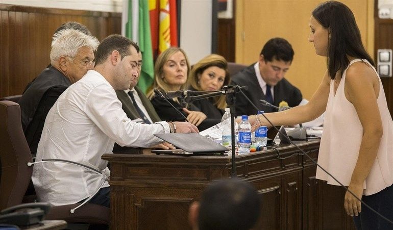 Un vecino de la casa del doble crimen dice que oyó una pelea de dos hombres que 'parecían' de Almonte