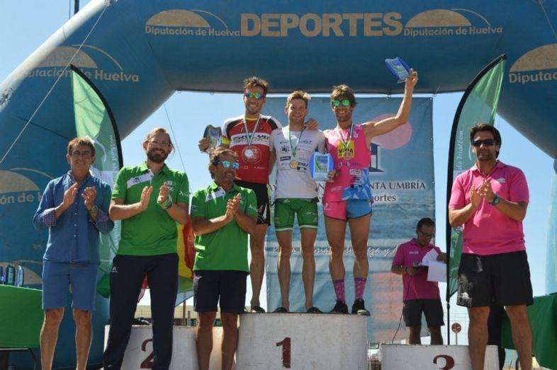 Camilo Puertas y Ana Cruz, campeones del Triatlón de Punta Umbría