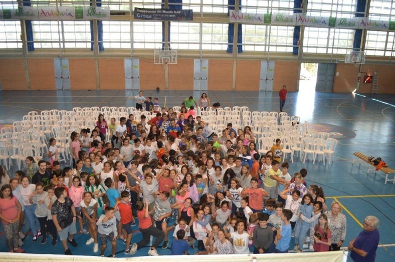 El triatleta David Castro cuenta su experiencia a estudiantes de Primaria en Punta Umbría