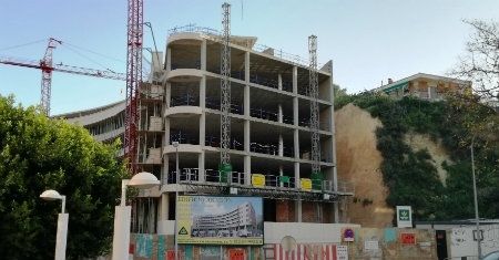 Mesa de la Ría preguntará al alcalde 'si va a impedir rodear los cabezos con bloques de 10 plantas de altura'