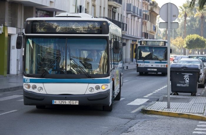 La Tarjeta Solidaria de Emtusa beneficia ya a cerca de 2.000 usuarios del servicio de autobús con las nuevas tarifas sociales