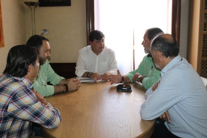 El alcalde de Huelva recibe a la nueva Junta Gestora de la Hermandad de Emigrantes