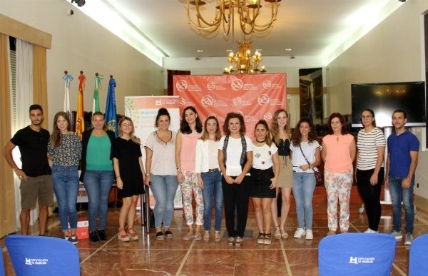 Diputación entrega a 12 jóvenes de la provincia las becas 'HEBE Inmersión Lingüística' con estancia en Inglaterra