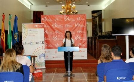Diputación entrega a 12 jóvenes de la provincia las becas 'HEBE Inmersión Lingüística' con estancia en Inglaterra