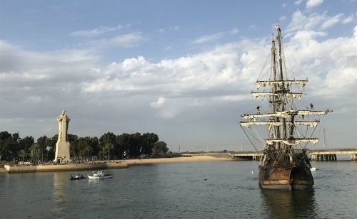 Las naves que arribaron a América protagonizan un homenaje ante el Monumento a la Fe Descubridora