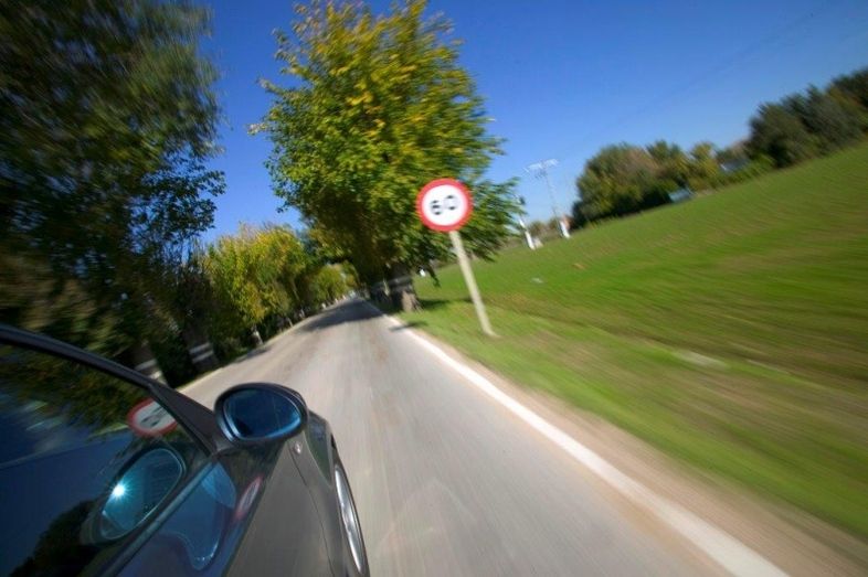 Tráfico inicia una campaña de control de velocidad y uso del móvil en carreteras convencionales
