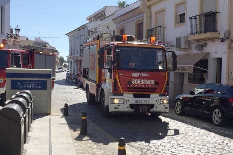 Bomberos sofocan un incendio en un establecimiento de comida preparada de Lepe