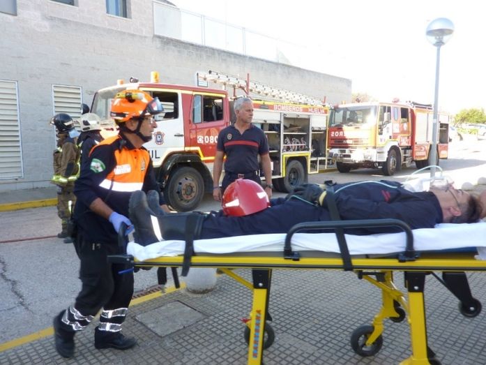 El Hospital Juan Ramón Jiménez evacua a pacientes, familiares y profesionales en un doble simulacro de incendio