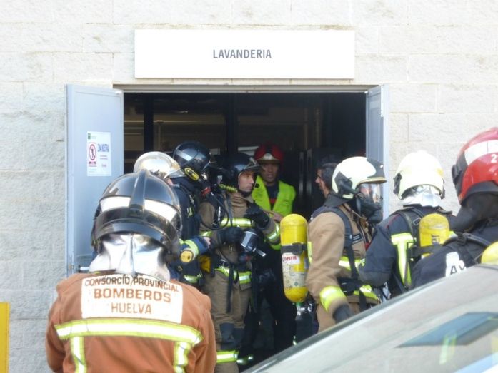 El Hospital Juan Ramón Jiménez evacua a pacientes, familiares y profesionales en un doble simulacro de incendio