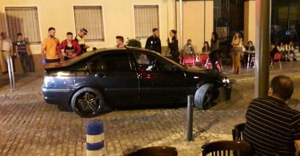 Un varón resulta herido tras 'comerse' un bolardo y dar un buen susto a los clientes enfrente del bar La Teja de la capital
