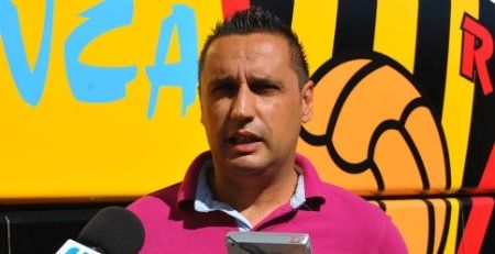 Manolo Santana: 'En el momento en el que hay problemas soy yo el que se lleva las guantadas, pero me partiré la cara por el San Roque'
