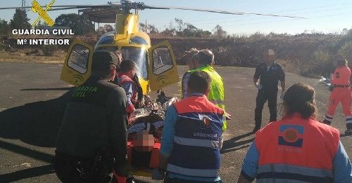 Evacúan a un joven de 19 años al que localizaron tumbado en el suelo tras caerse desde una altura de 9 metros de un árbol en Palos de la Frontera
