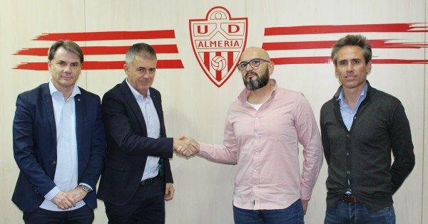 Lucas Alcaraz y Miguel Ángel Campos llegan al banquillo del Almería