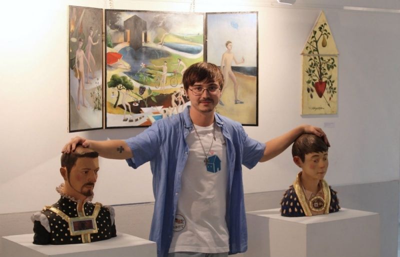 José Manuel López decora con sus murales las paredes de la Casa de la Juventud