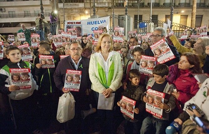 Medio millar de personas se concentra 'con la esperanza de que los niños aparezcan'