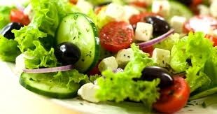 ¿Es malo cenar ensalada?