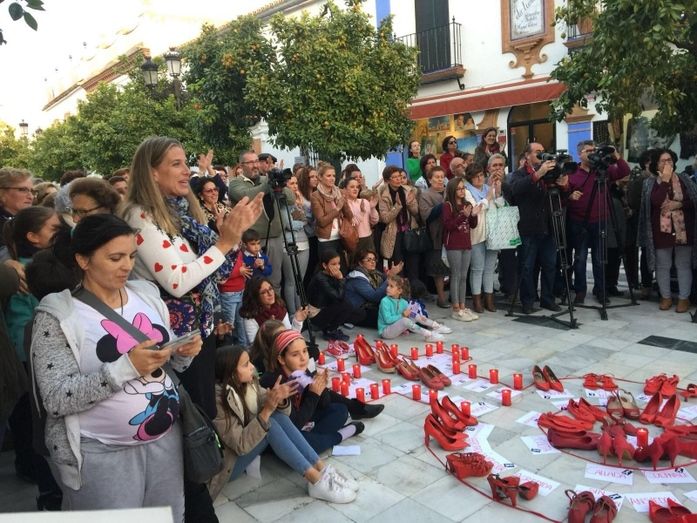 Almonte se inunda de zapatos rojos contra la violencia de género