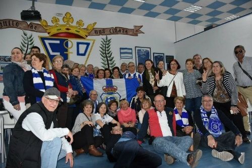 Alrededor de mil aficionados del Recre recibieron al equipo en el hotel y estuvieron en Bahía Sur