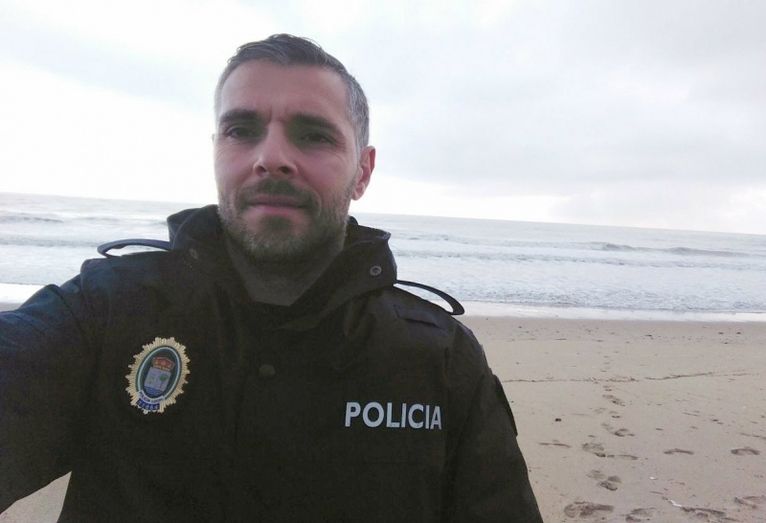 Un policía de Punta Umbría recibe la Cruz Blanca al Mérito Policial por salvar la vida de un bebé que se asfixiaba